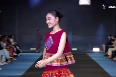 Yến Nhi trình diễn thời trang tại Hoa hậu Hòa bình Quốc tế 2025