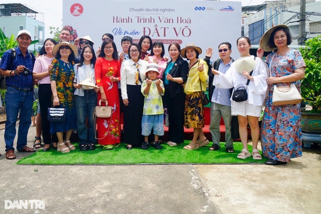 Binh Dinh បើកដំណើរទេសចរណ៍ជាផ្លូវការដើម្បីទស្សនាប្រាង្គបុរាណ - ២ Bình Định chính thức mở tuyến du lịch bằng tàu hỏa ngắm tháp cổ - 2