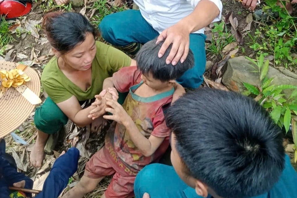 Lời kể của người tìm thấy cháu bé 6 tuổi bị lạc 4 ngày trong rừng ở Yên Bái - 2 Lời kể của người tìm thấy cháu bé 6 tuổi bị lạc 4 ngày trong rừng ở Yên Bái - 2