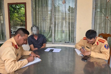 Lập biên bản xử lý tài xế xe biển xanh vượt ẩu trên cao tốc