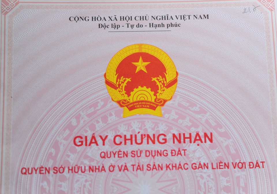 Khởi tố vụ án cho “mượn” 22 sổ đỏ của dân - 1 Khởi tố vụ án cho “mượn” 22 sổ đỏ của dân - 1