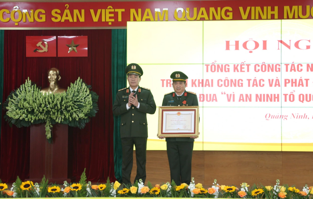 Đại tá Đinh Văn Nơi nhận Huân chương Chiến công hạng Nhì - 1 Đại tá Đinh Văn Nơi nhận Huân chương Chiến công hạng Nhì - 1