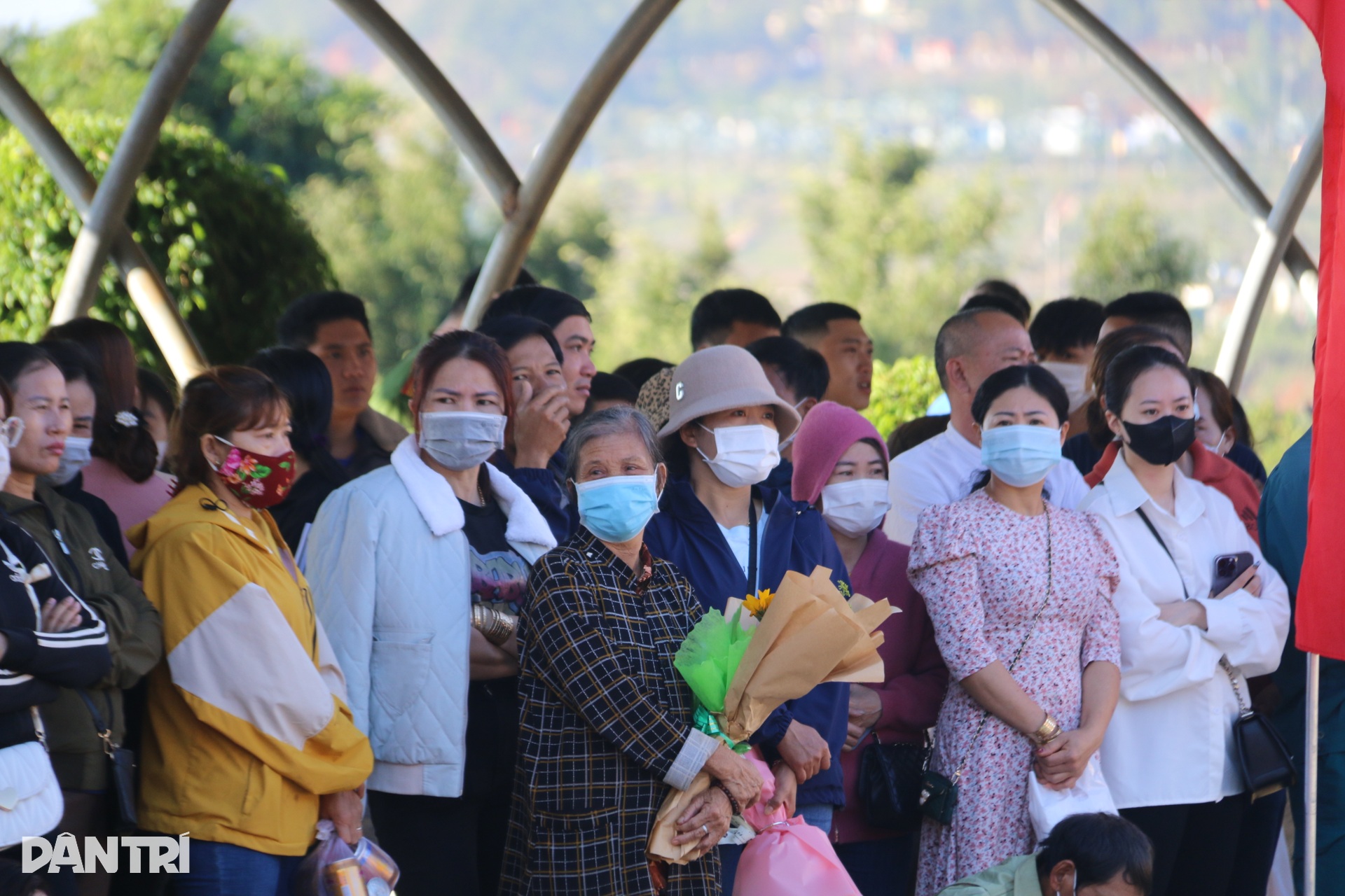 Người nhà chạy theo xe, muốn đưa tân binh đến tận nơi đóng quân - 2