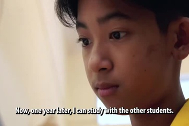 Cậu bé bán hàng rong nói trôi chảy 16 thứ tiếng đổi đời ngoạn mục sau 2 năm