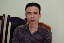 Khám nhà tội phạm ma túy, công an thu giữ nhiều súng đạn dưới gầm giường