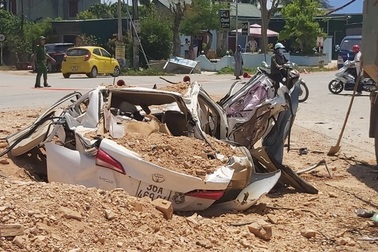 Cháu bé 6 tuổi thoát chết thần kỳ trong chiếc xe con bị "vò nát"