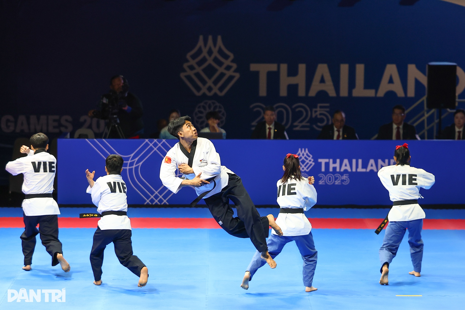 Glädjetårar flödade från taekwondo-atleterna efter att ha vunnit guldmedaljen vid de 33:e SEA-spelen. Giọt nước mắt vỡ oà của các VĐV taekwondo với tấm HCV SEA Games 33 - 9