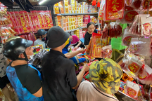 Chợ "đồ âm" Tết ông Công, tiểu thương giữa chính vụ làm ăn vẫn... rầu