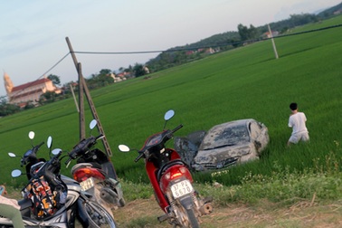 Xế hộp bay xuống ruộng
