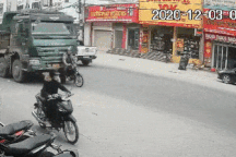 Bị "tử thần" theo sau cả trăm mét, người đàn ông vẫn bình tĩnh đến khó tin