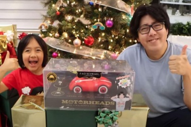 Bé trai 9 tuổi kiếm 30 triệu USD một năm nhờ Youtube