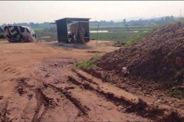 Doanh nghiệp tự lập trạm thu phí trên... đường đất