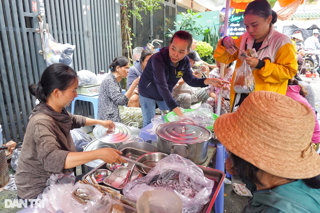 Món chè có tên lạ lùng ở TPHCM: Chỉ bán 2 ngày/tháng, khách đến nườm nượp - 5