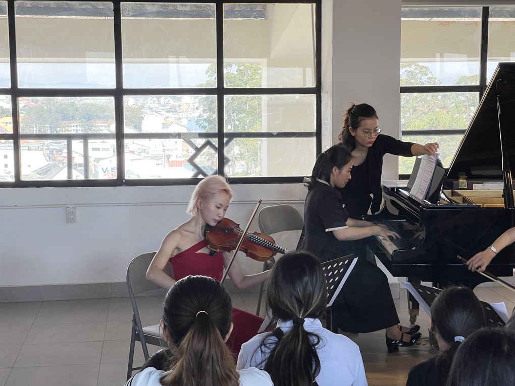 Khán giả kéo đến Đà Lạt thưởng thức nhạc cổ điển của những nghệ sĩ hàng đầu - 1 Khán giả kéo đến Đà Lạt thưởng thức nhạc cổ điển của những nghệ sĩ hàng đầu - 1