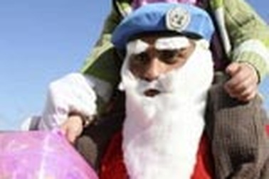 Màu đỏ và trắng của ông già Noel bắt nguồn từ đâu? 