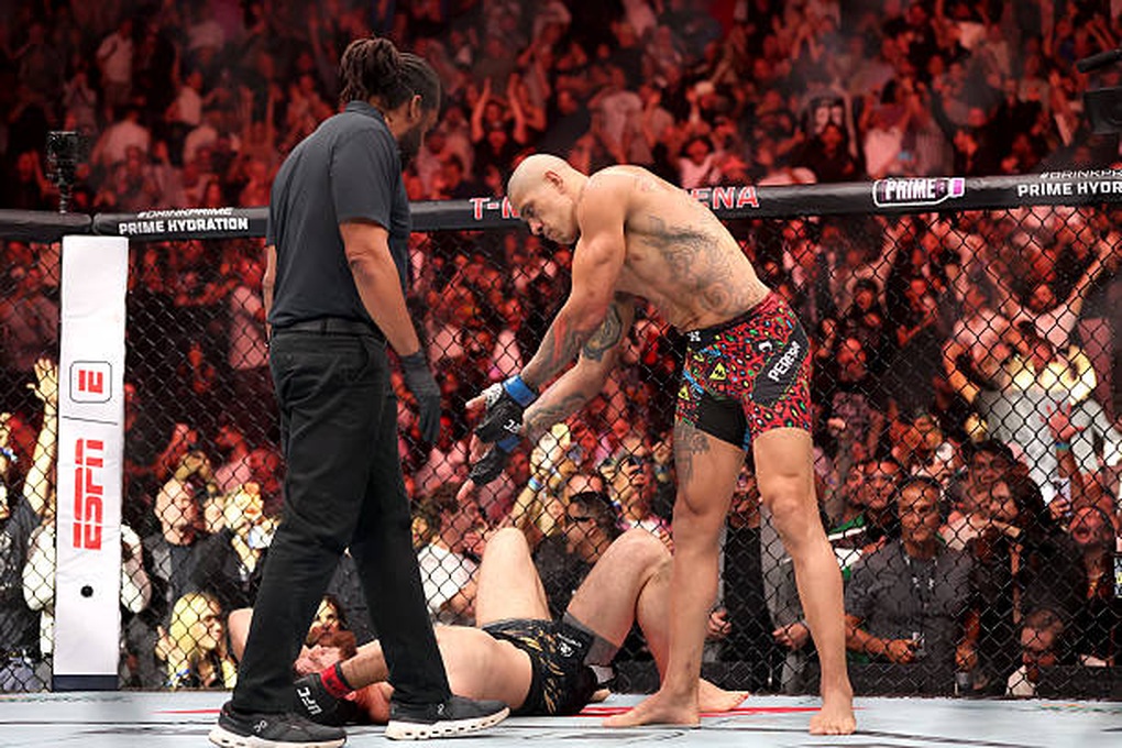 Alex Pereira hạ đối thủ trong 80 giây, giành đai vô địch UFC - 2 Alex Pereira hạ đối thủ trong 80 giây, giành đai vô địch UFC - 2