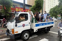 CSGT Hà Nội dùng ô tô đặc chủng chở người dân đi qua điểm ngập