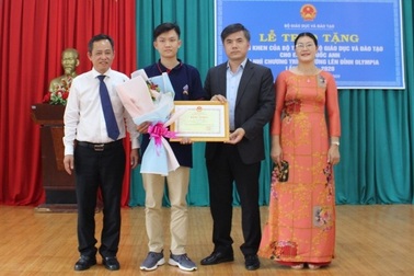 Á quân Olympia nhận bằng khen của Bộ trưởng Bộ GD&ĐT