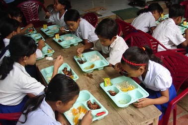 Suất cơm nghĩa tình cho học sinh nghèo miền Tây