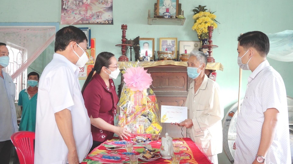 đồng chí Nguyễn Thị Hồng Nhung - Chủ tịch Ủy ban Mặt trận Tổ quốc Việt Nam tỉnh đã thăm, tặng quà chúc Tết gia đình có công với cách mạng.jpg đồng chí Nguyễn Thị Hồng Nhung - Chủ tịch Ủy ban Mặt trận Tổ quốc Việt Nam tỉnh đã thăm, tặng quà chúc Tết gia đình có công với cách mạng.jpg