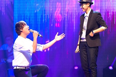 Vũ Cát Tường ngượng ngùng khi Sỹ Luân… quỳ gối hát song ca