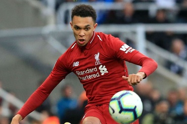 Alexander Arnold được khen là “thiên tài” sau pha đá phạt góc tinh quái