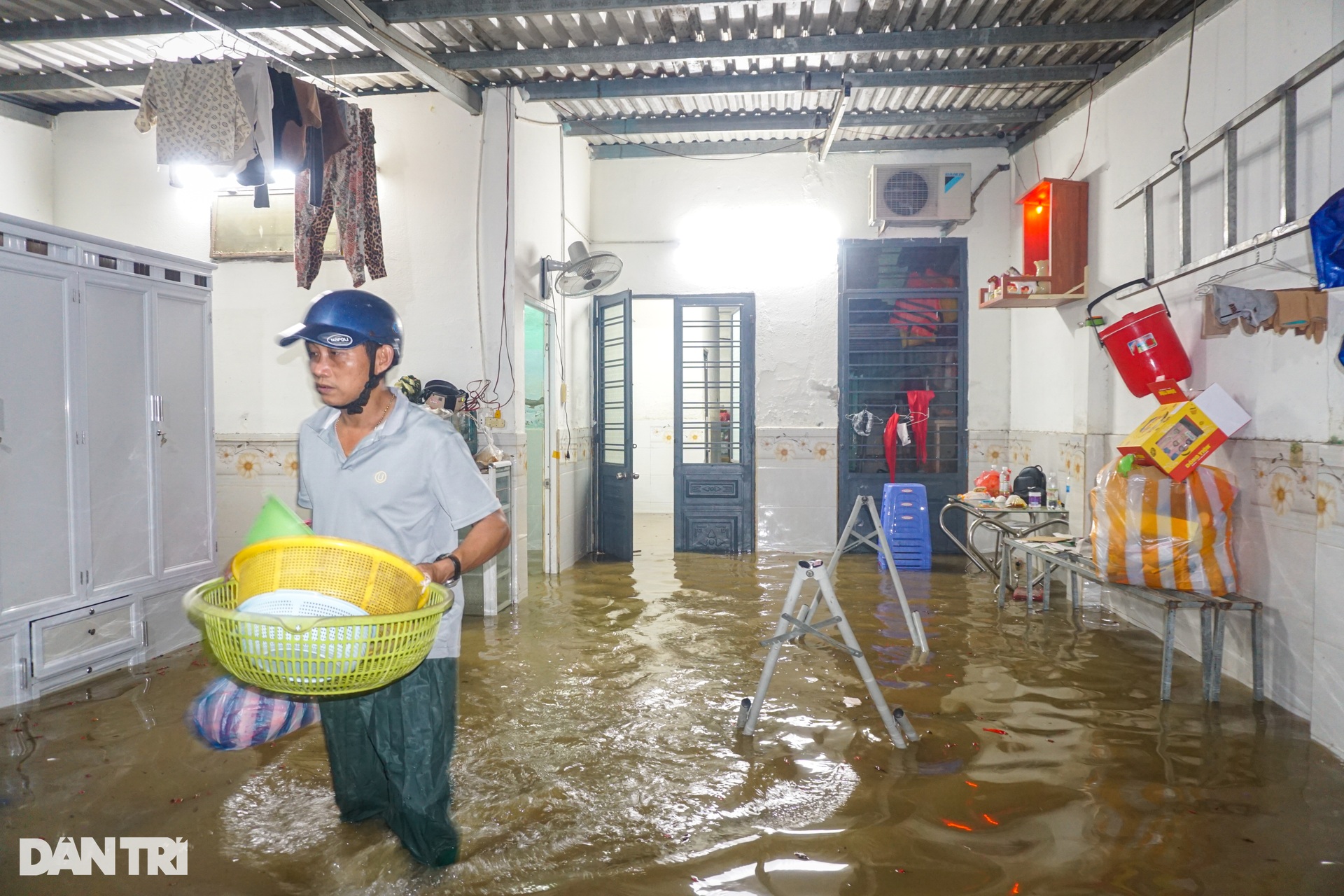 Nước dâng cao trong đêm, người dân Đà Nẵng gom đồ chạy lụt - 4