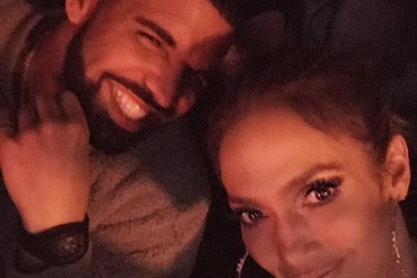 Jennifer Lopez được “bồ” trẻ tặng vòng kim cương sau vài tuần hò hẹn