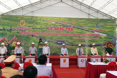 Xây cầu vượt đường sắt Bắc - Nam nối QL1A và QL48