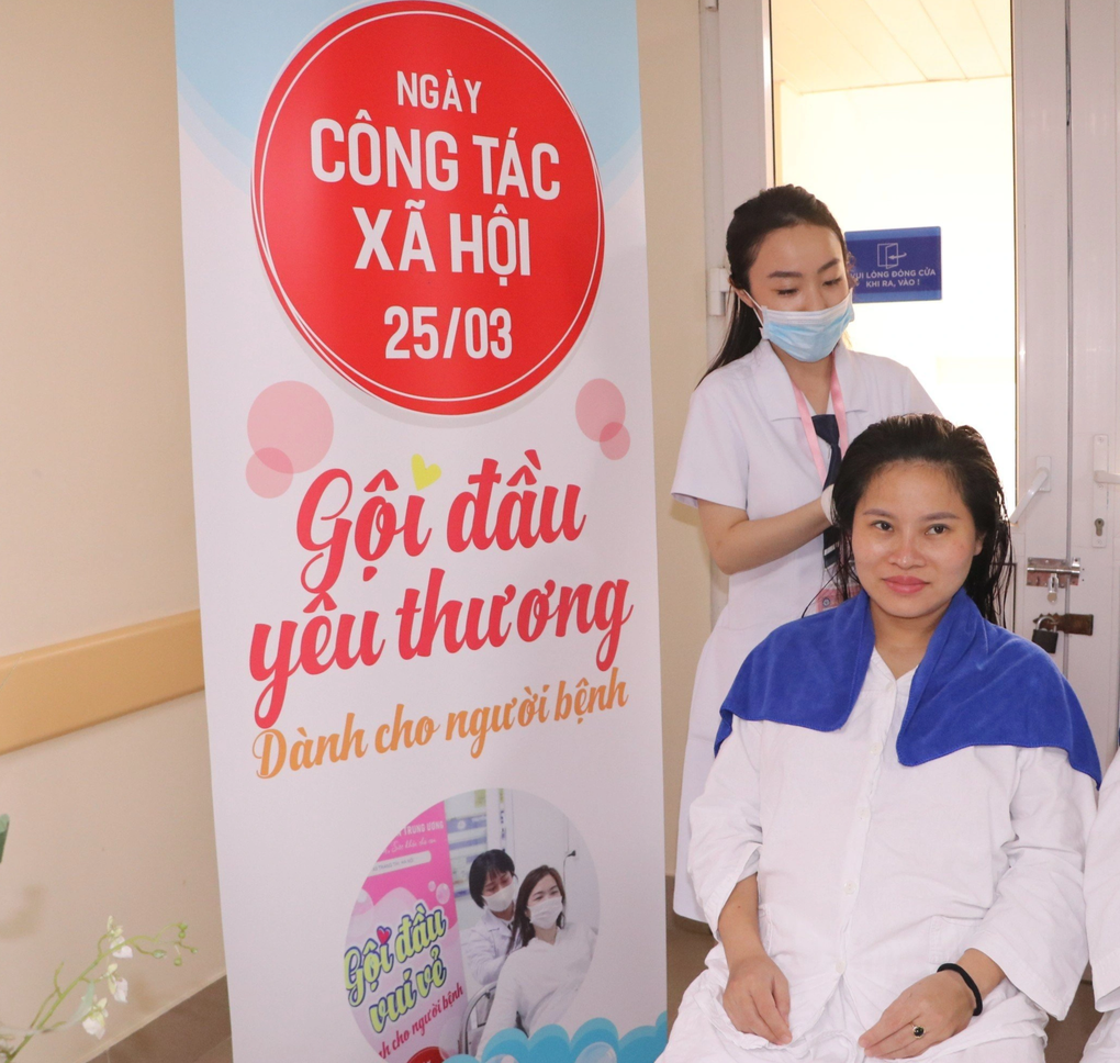 Hàng trăm chị em được gội đầu yêu thương, nhận quà trong bệnh viện - 3 Hàng trăm chị em được gội đầu yêu thương, nhận quà trong bệnh viện - 3