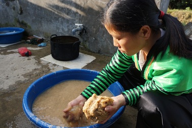 Độc đáo phong tục làm giấy bản đón năm mới của người Mông