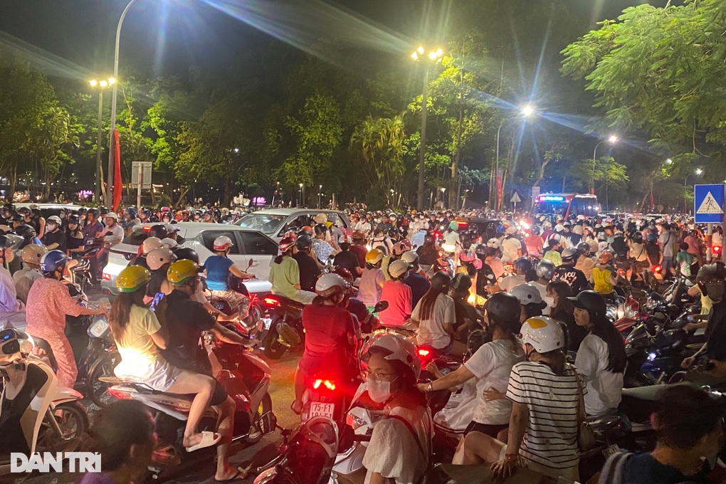 Hàng vạn người thất vọng về màn bắn hỏa pháo thần công ở Kỳ Đài Huế - 2 Hàng vạn người thất vọng về màn bắn hỏa pháo thần công ở Kỳ Đài Huế - 2
