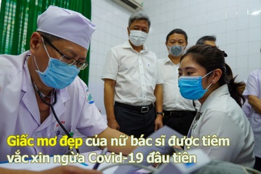 Bác sĩ xúc động cầm trên tay Giấy xác nhận đã tiêm vắc xin Covid-19