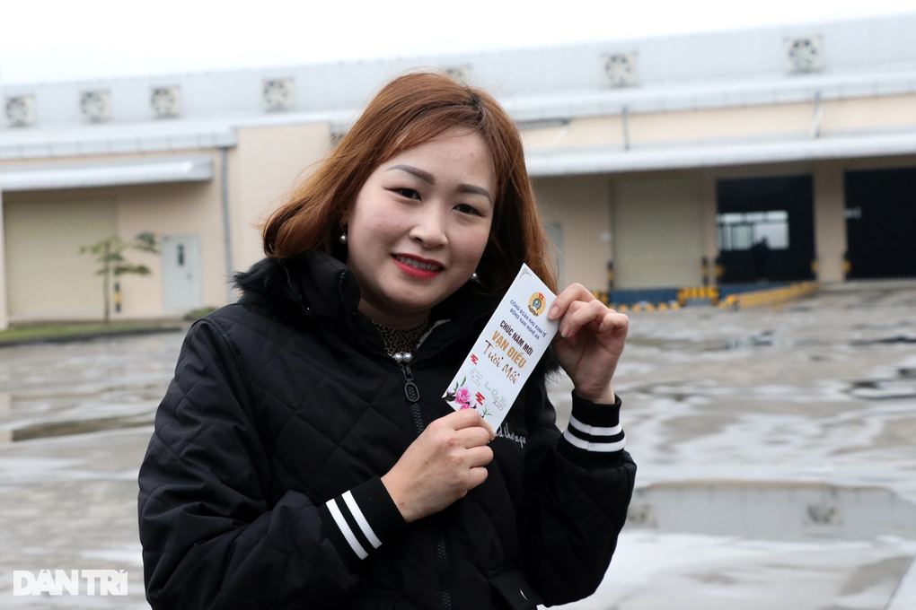 Công nhân bất ngờ nhận lì xì ngày làm việc đầu năm mới - 4