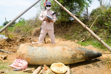 Di dời quả đạn pháo "khủng" nặng gần 900 kg
