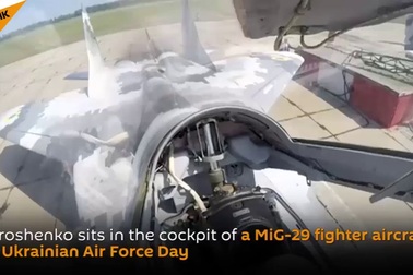 Tổng thống Ukraine bay trên MiG-29 nhân Ngày Không quân