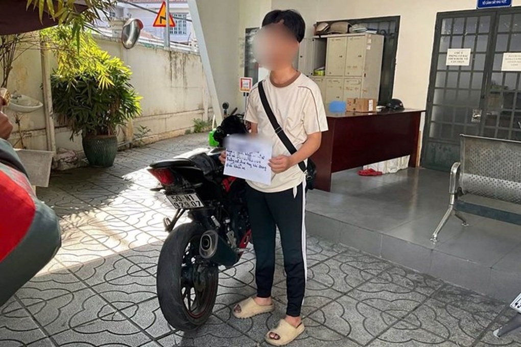 Thả 2 tay để múa khi lái mô tô, thanh niên ở TPHCM bị tịch thu phương tiện - 1 Thả 2 tay để múa khi lái mô tô, thanh niên ở TPHCM bị tịch thu phương tiện - 1