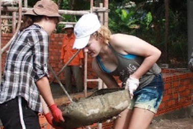 Nữ sinh Úc trải nghiệm du lịch thợ xây ở Việt Nam 