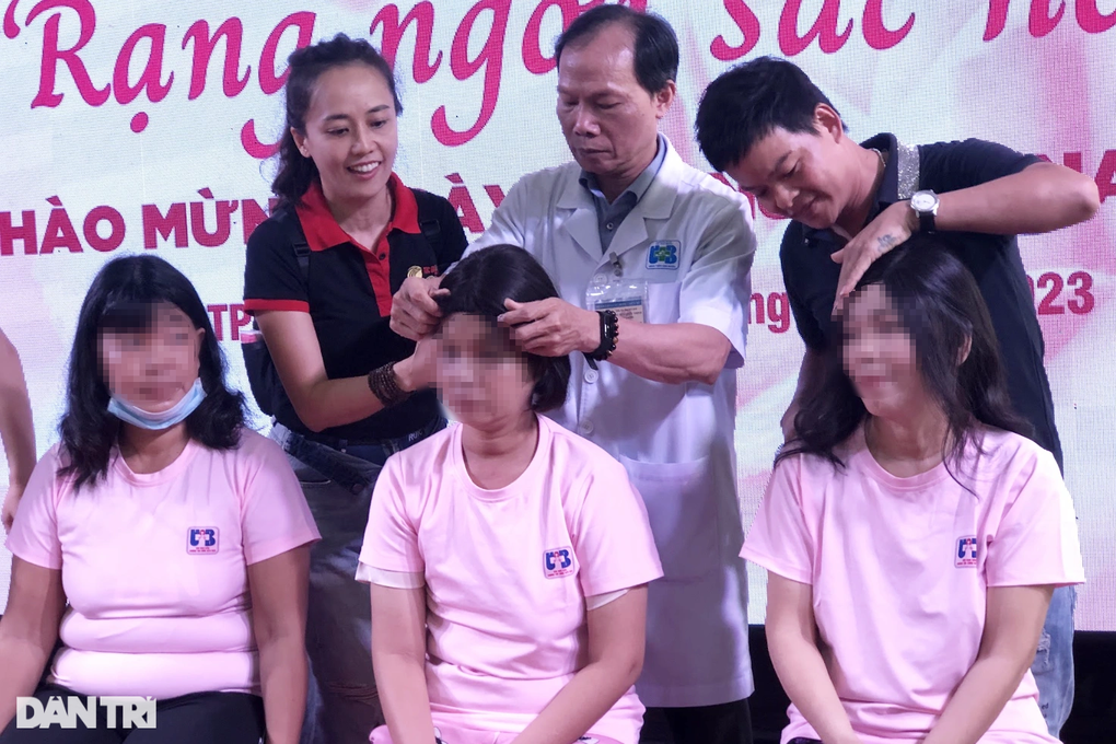 Chuyện những nữ chiến binh K rụng sạch tóc: Đội tóc giả, ai cũng khen đẹp - 6 Chuyện những nữ chiến binh K rụng sạch tóc: Đội tóc giả, ai cũng khen đẹp - 6