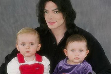 Video clip: “Ông vua nhạc Pop” quây quần bên các con