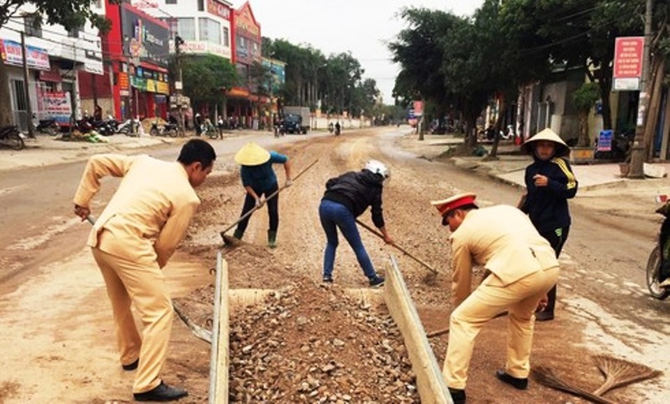 CSGT cùng người dân dọn đất, đá rơi vãi trên đường - 2 CSGT cùng người dân dọn đất, đá rơi vãi trên đường - 2