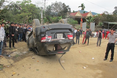 Kinh hoàng xe Fortuner đâm gãy cây rồi lật ngửa