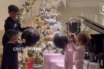 Bạn gái Cristiano Ronaldo chia sẻ clip các con đón giáng sinh