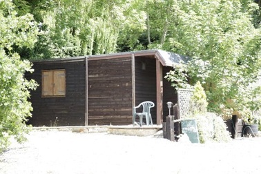 Sau trận chiến ly hôn, ông chủ phải rời khỏi căn nhà triệu Bảng đến chuồng lợn ở