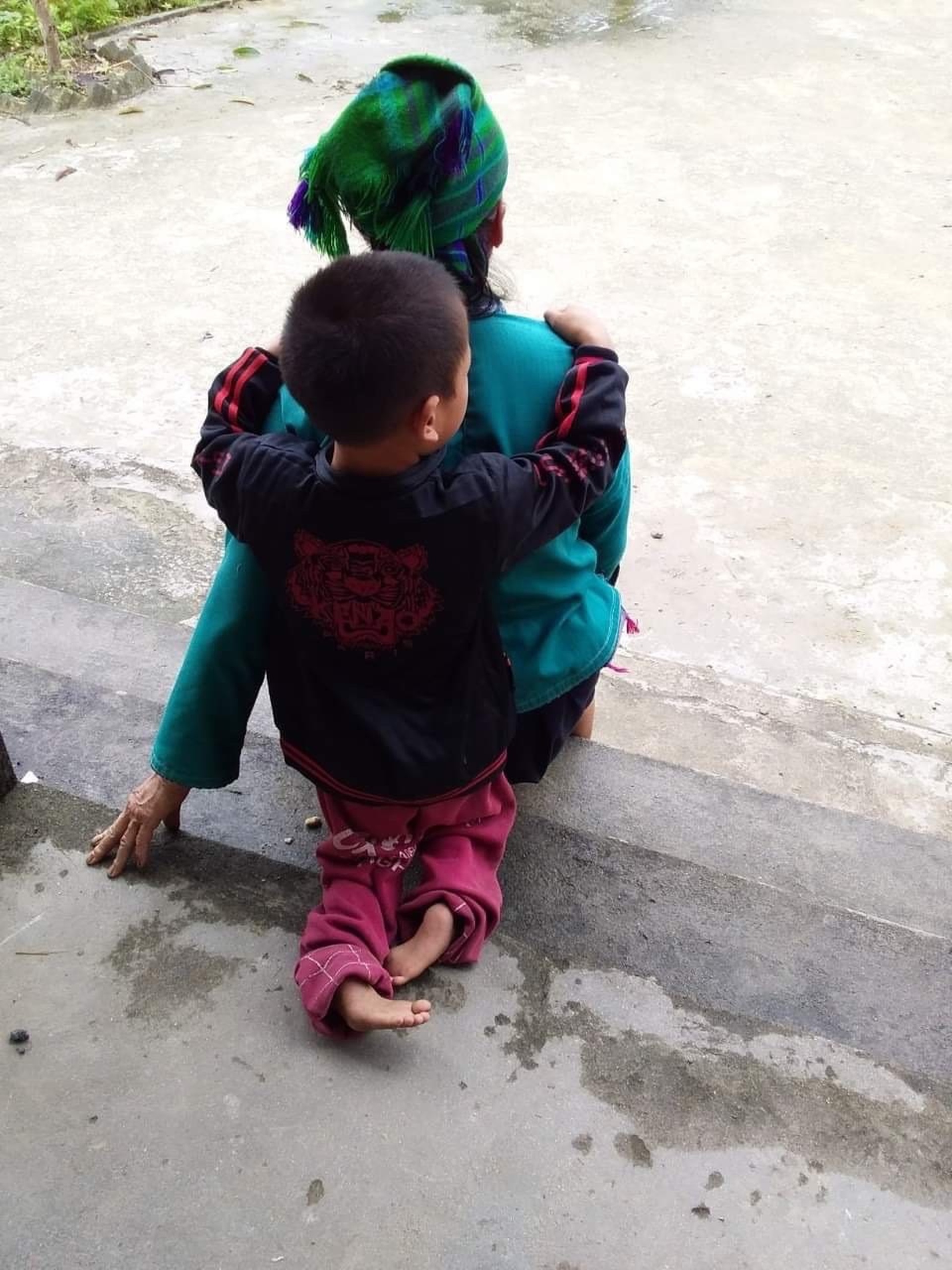 Cậu bé Nùng liệt 2 chân đổi đời nhờ người mẹ nuôi - 2 Cậu bé Nùng liệt 2 chân đổi đời nhờ người mẹ nuôi - 2