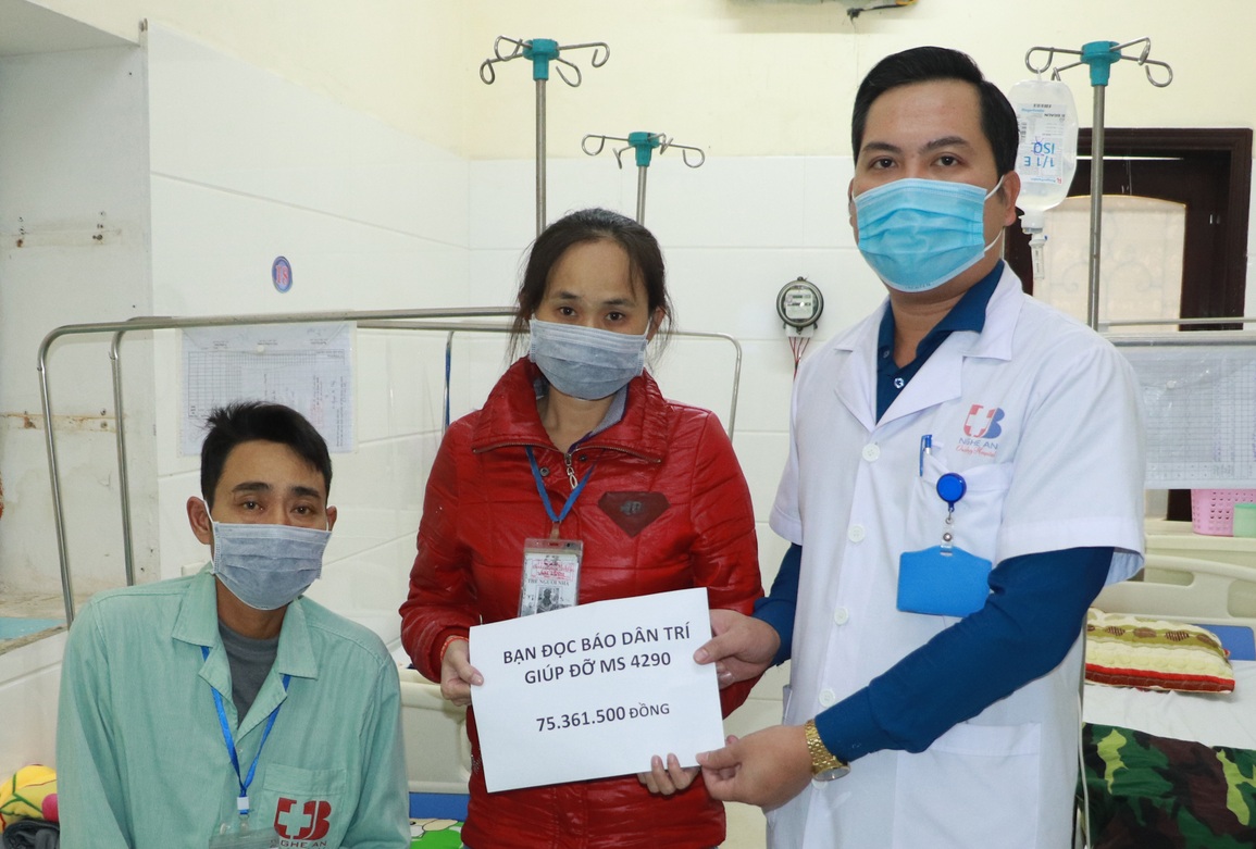 Bạn đọc Dân trí giúp đỡ cặp vợ chồng mang bệnh ung thư hơn 75 triệu đồng - 1