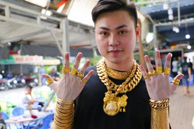 Chủ quán lẩu bình dân ở TPHCM gây "sốt" đeo 70 cây vàng lên người bán hàng