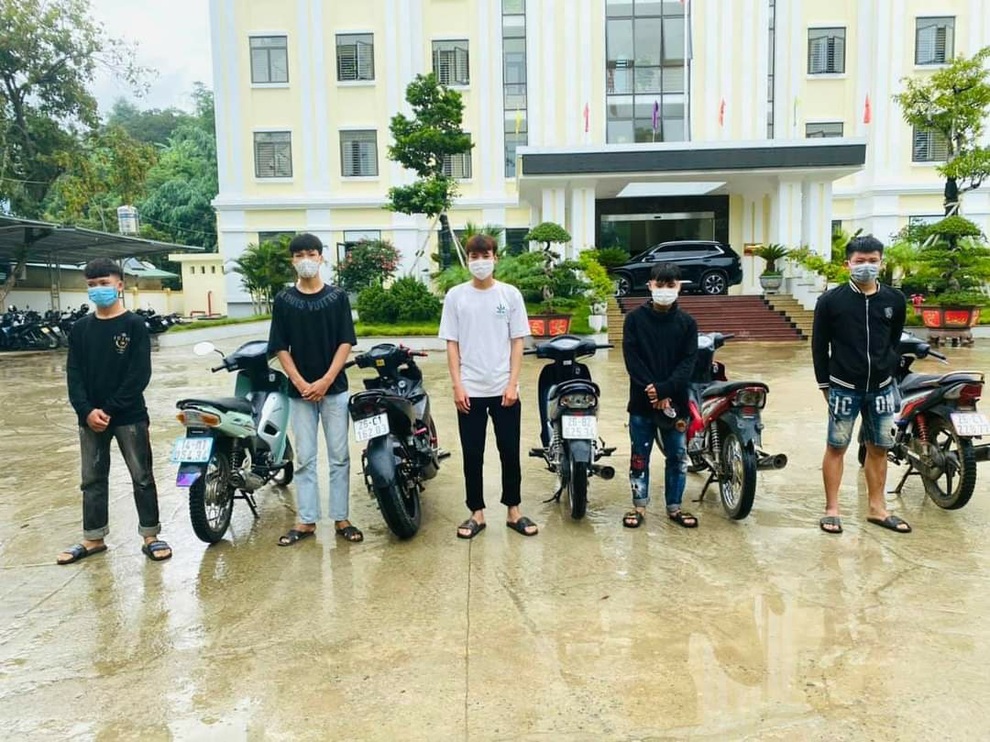 6 thanh niên khoe thành tích bốc đầu bị phạt 23 triệu đồng - 2 6 thanh niên khoe thành tích bốc đầu bị phạt 23 triệu đồng - 2
