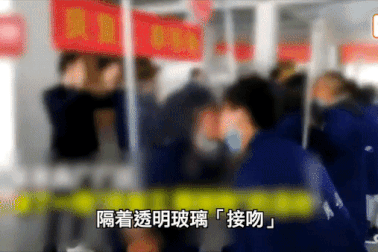 Tổ chức cuộc thi hôn nhau để ăn mừng được đi làm trở lại