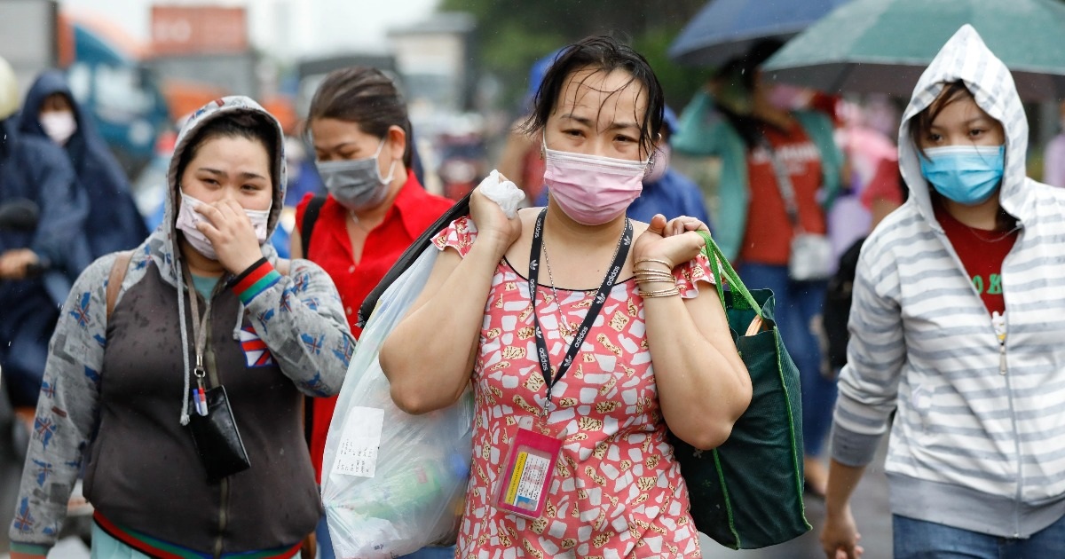 Công nhân gạt nước mắt chạy xe ôm, làm giúp việc khi nhà máy đóng cửa